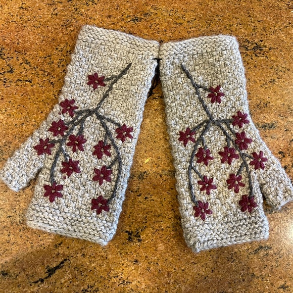 Andes Gifts Handmade Grey Floral Fingerless Gloves, Wrist Warmers & Headband main image 6